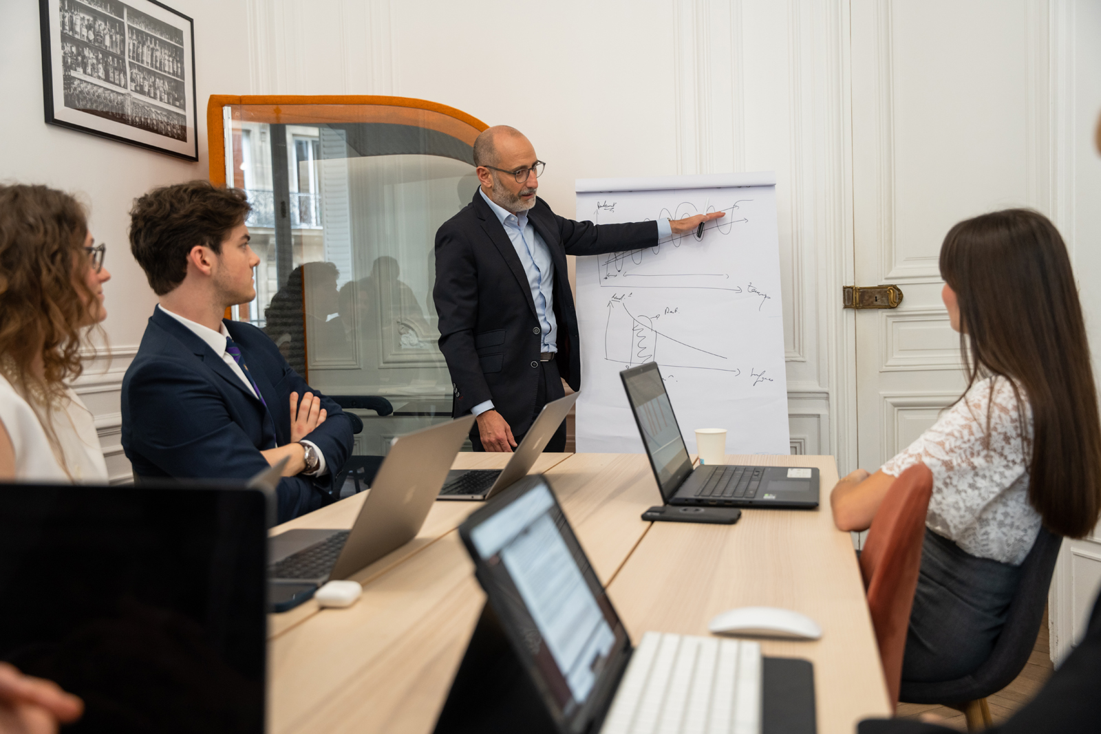 Chez MIRARI W. M. "Gestion patrimoine et Conseil en investissement", nous vous guidons dans chaque phase clé de votre parcours patrimonial